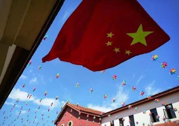 孩子总是不愿意和家长沟通，经常把自己一个人关进房间里，该怎么办？